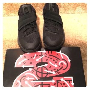 NEW Youth “grade school” boys Kyrie 2 size 7